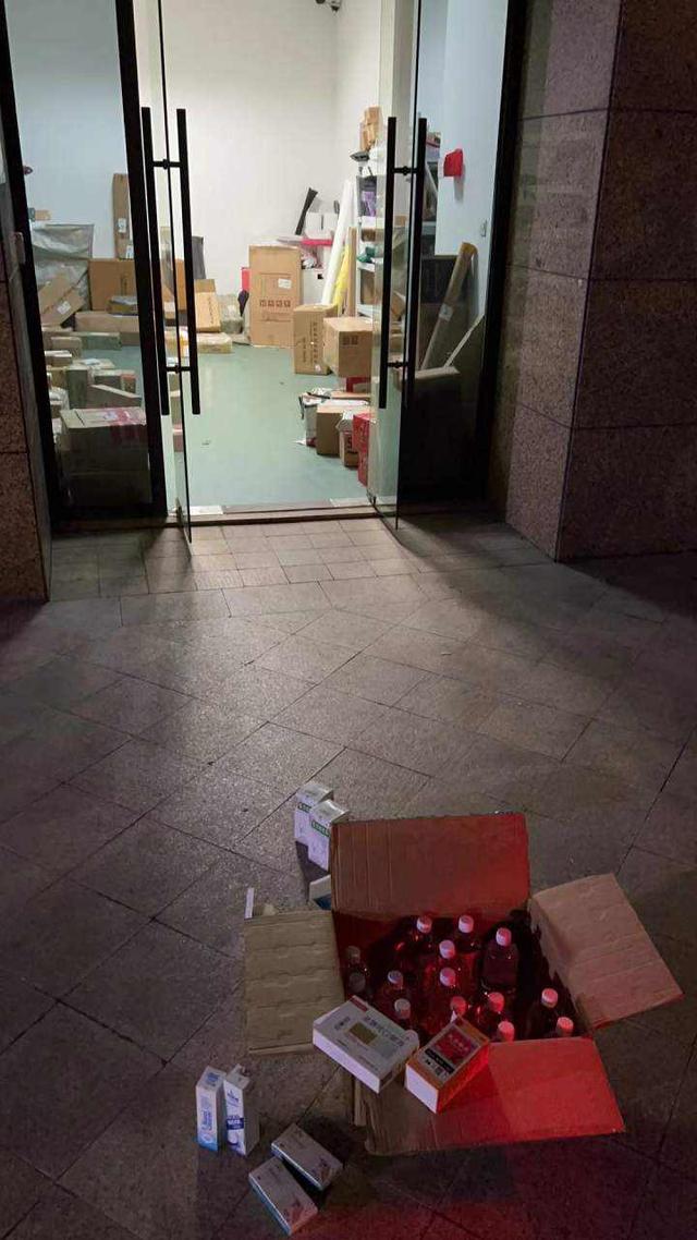 幫大家采購的酒精等藥品送到小區(qū)樓下.jpeg 幫大家采購的酒精等藥品送到小區(qū)樓下.jpeg