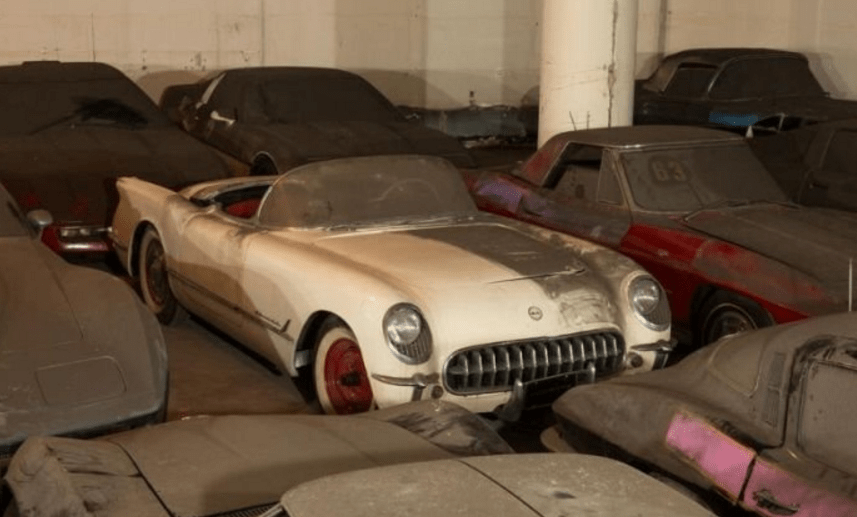 原創(chuàng)男子低價(jià)買到一間倉庫，想不到里面有這么多車