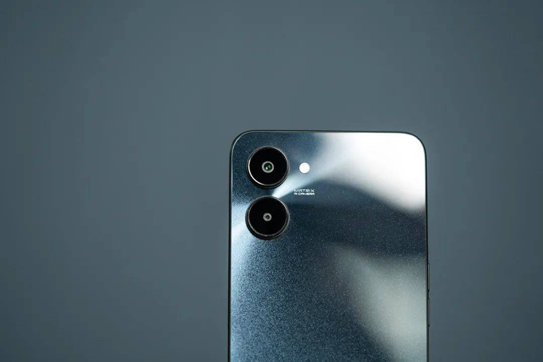 下面的是一枚 200 萬像素的人像攝像頭.jpeg