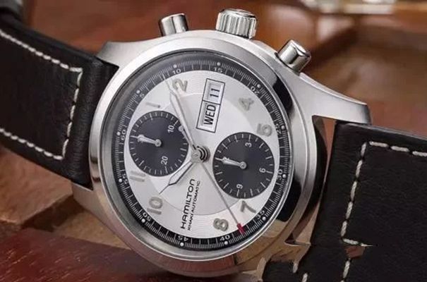 群眾在網絡上買到了假冒的仿造手表