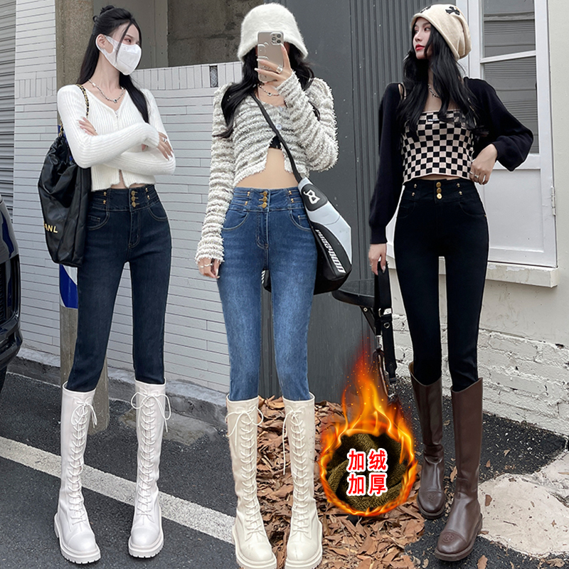 深色系的小腳牛仔褲，如魔術般地為穿著者帶來了顯瘦的效果