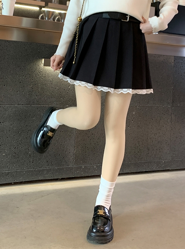 木耳邊格子半身裙，不僅能夠彰顯穿著者的時尚感，還有顯瘦效果