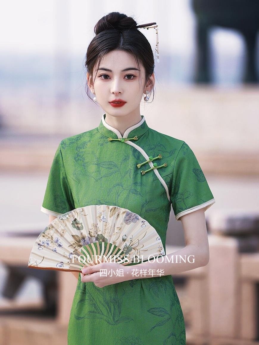 綠色旗袍，演繹時尚新篇章