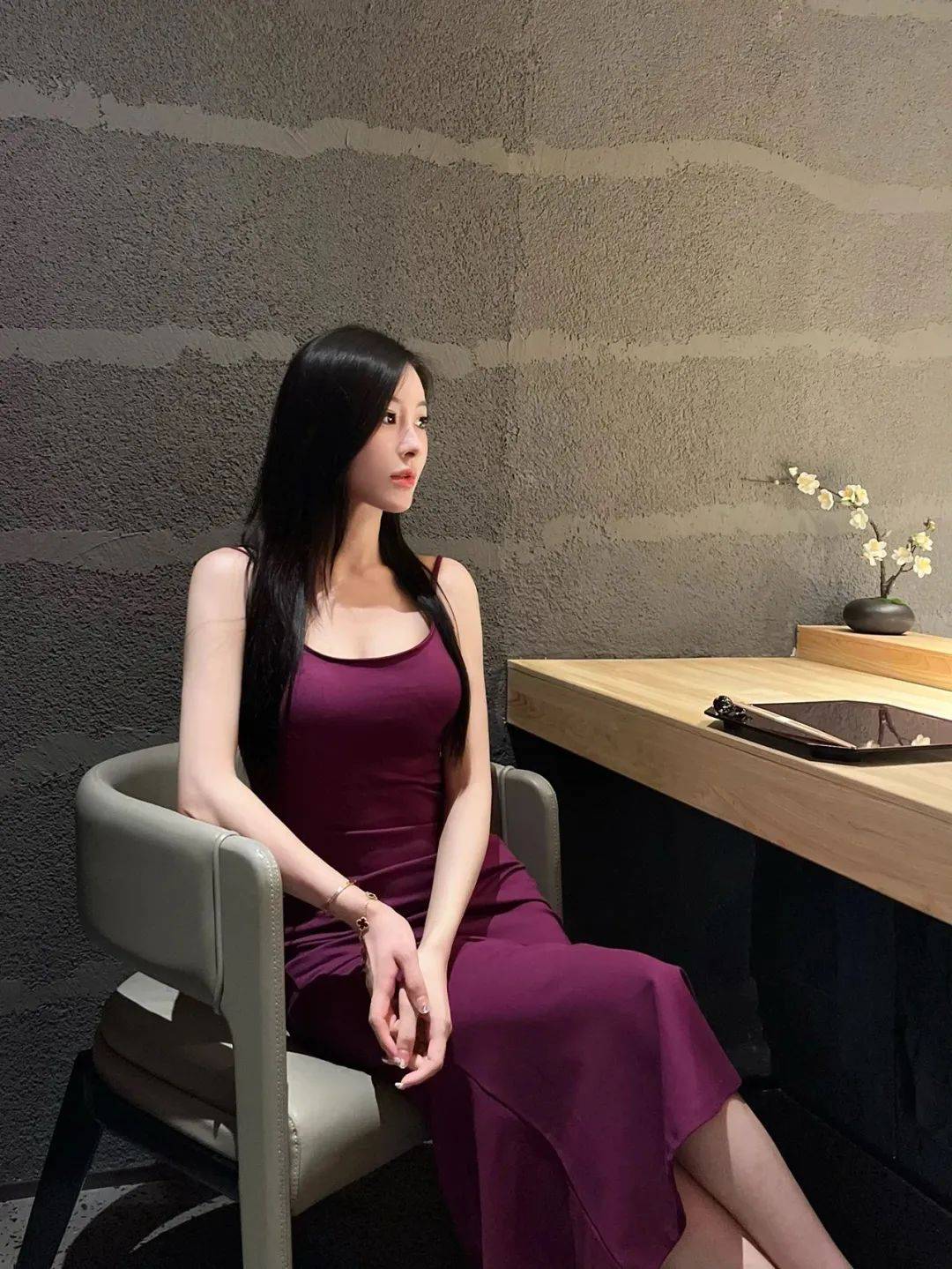 紫色魅惑，高跟鞋的魔力——御姐風穿搭指南