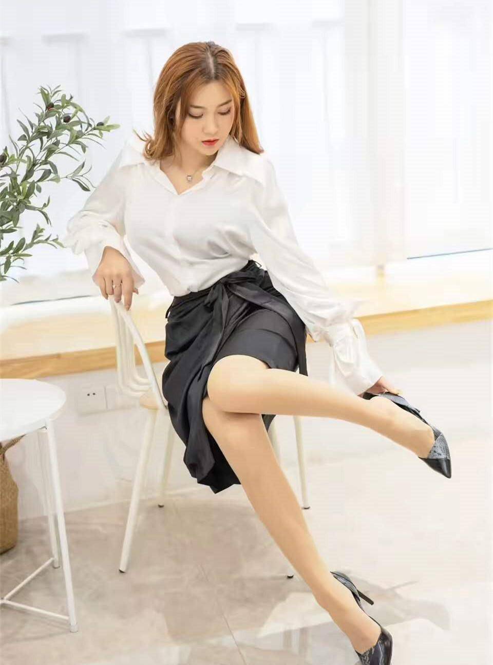白領(lǐng)小姐姐的氣質(zhì)搭配：白襯衫半身裙+絲襪高跟鞋