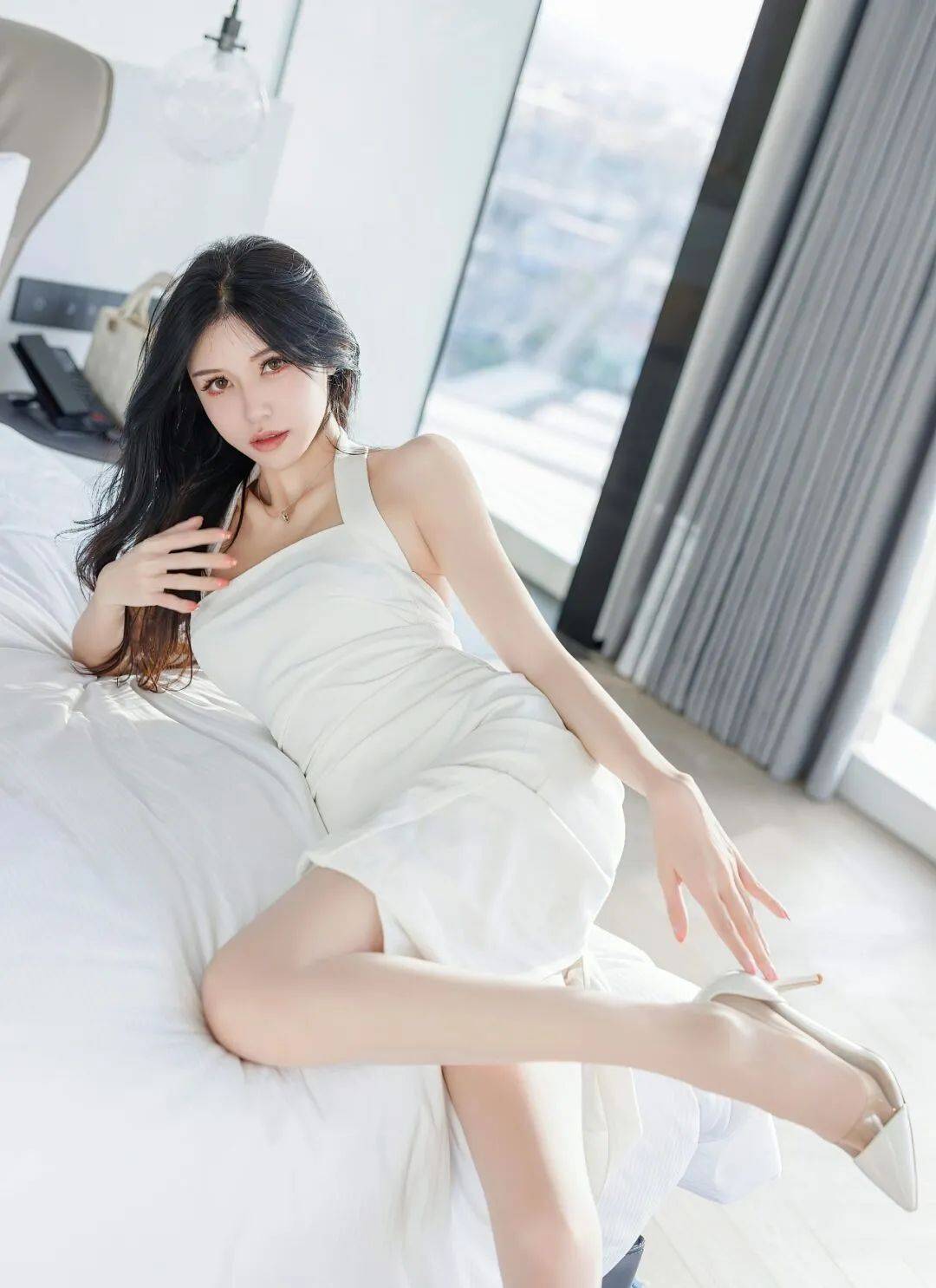 白色連衣裙的誘惑：看似清純，實則火辣！這樣穿讓你秒變性感女神