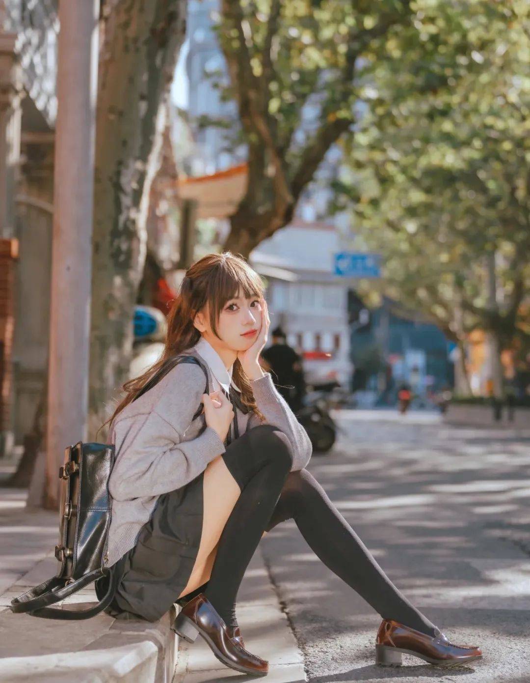 百褶裙、黑襪與棕鞋的時尚交響：詮釋多樣化的女性韻味！