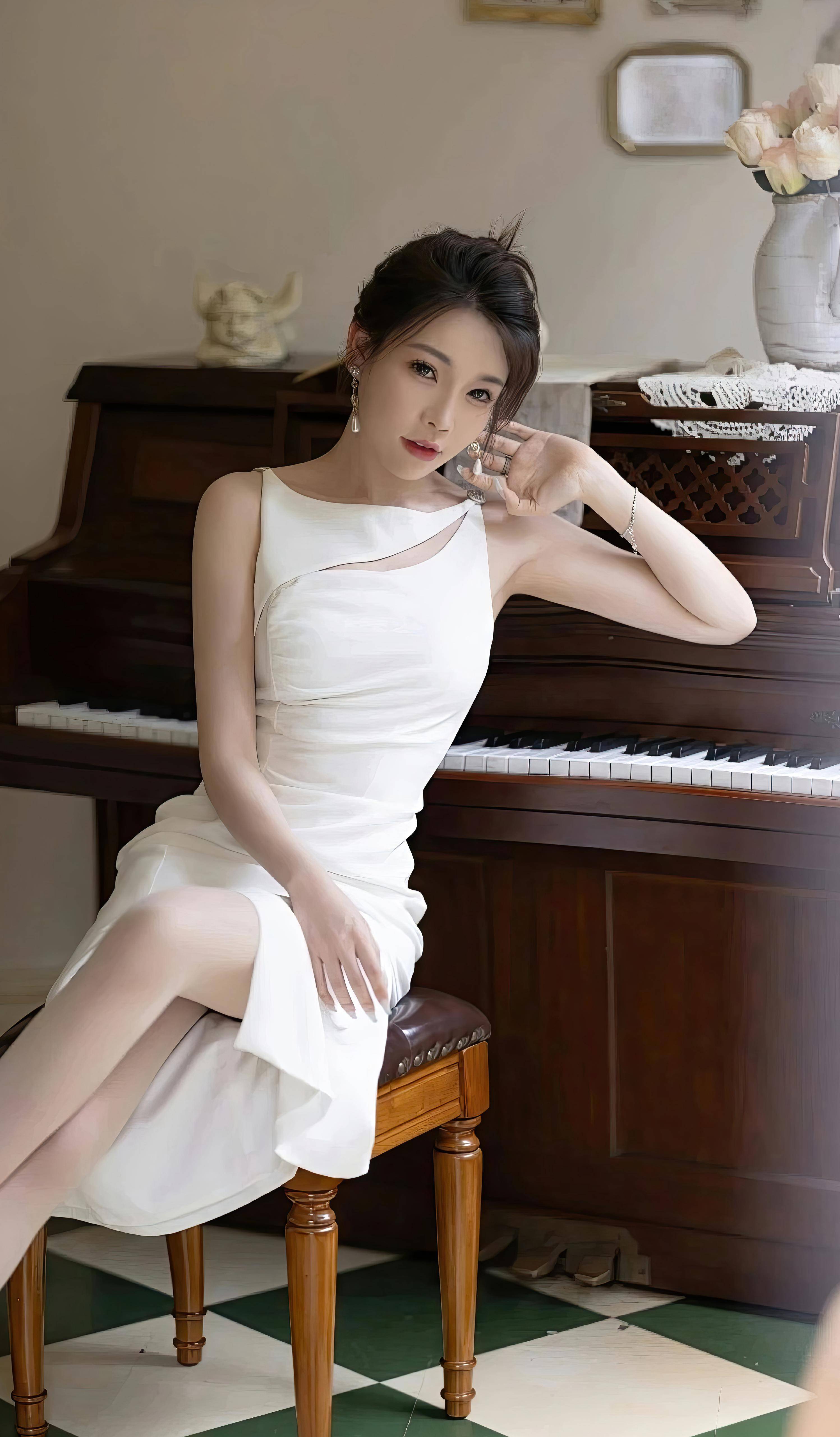 米白色開叉連衣裙搭配原色高跟絲襪，簡約不失韻味