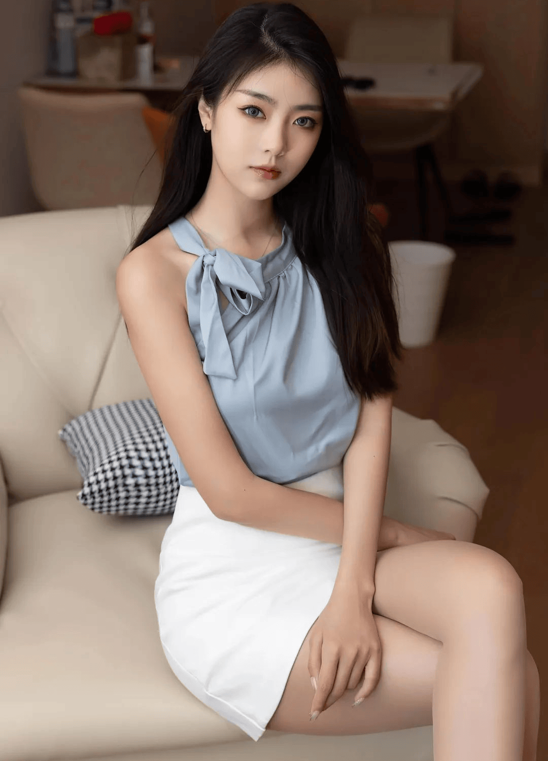 絕美佳人展身姿，藍白配魅力無邊 