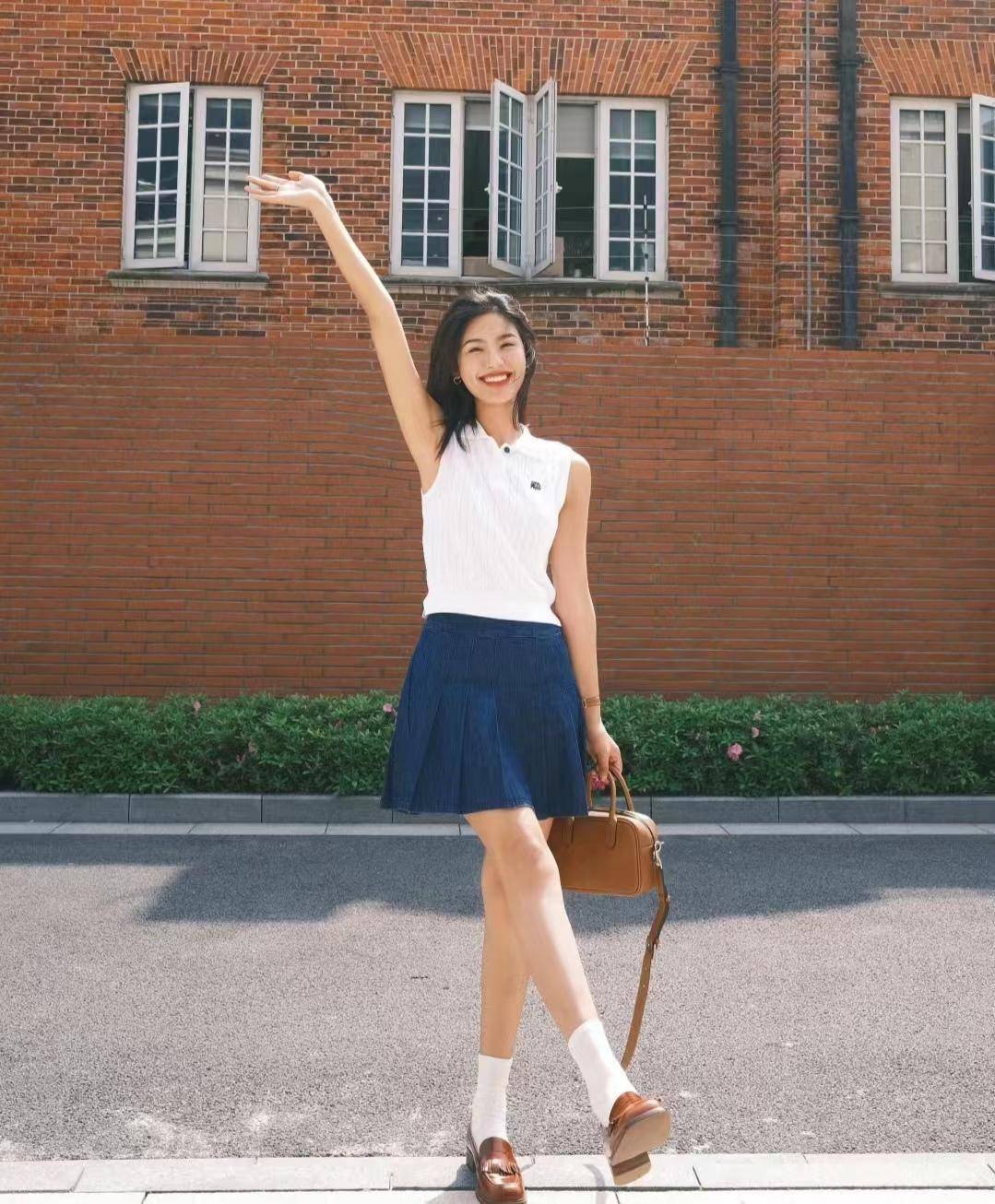 今年夏天“無袖衫”火了，單穿內(nèi)搭都好看，配褲子、裙子顯瘦時(shí)髦 